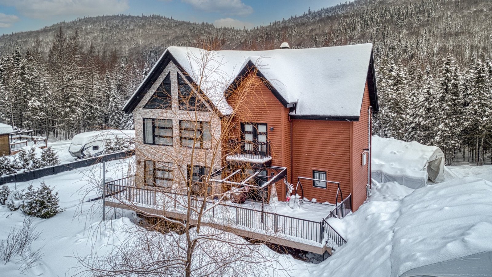 Vivez au cœur de la nature sur cette magnifique propriété de 53 841  pi² vous offrant un intérieur au goût du jour