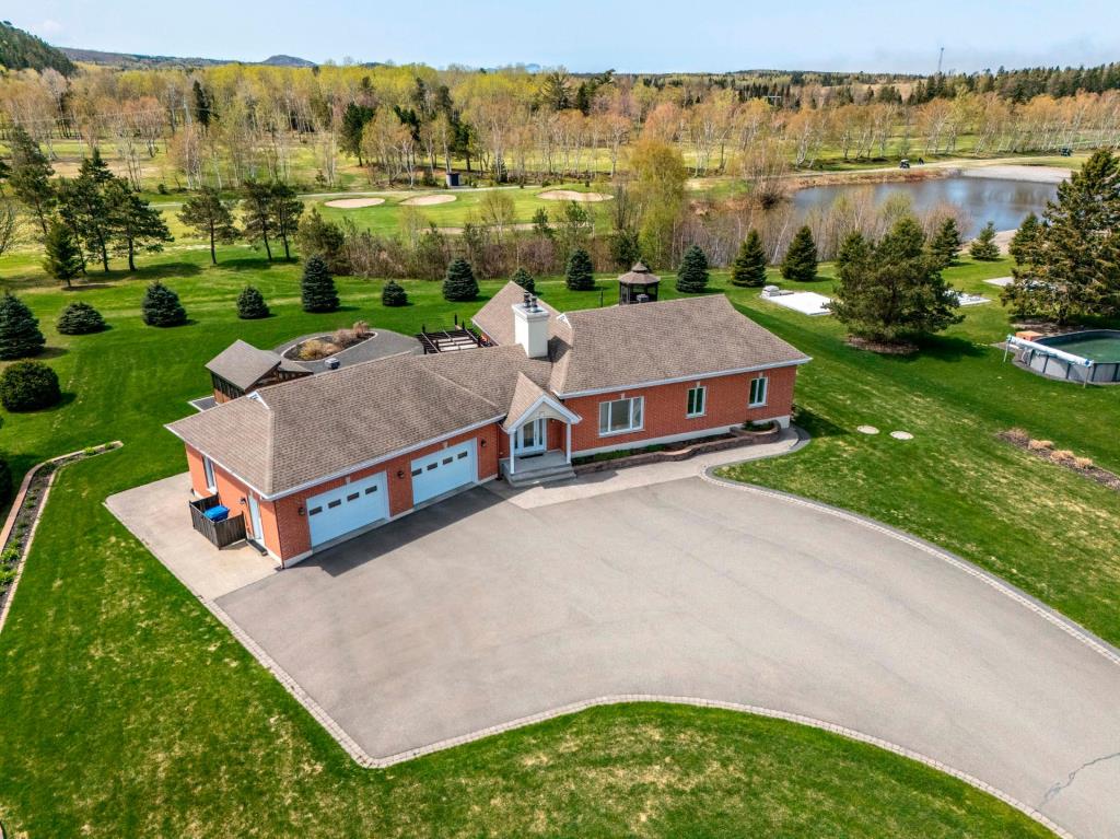 Ravissante maison adossée à un golf dans un quartier tranquille et verdoyant