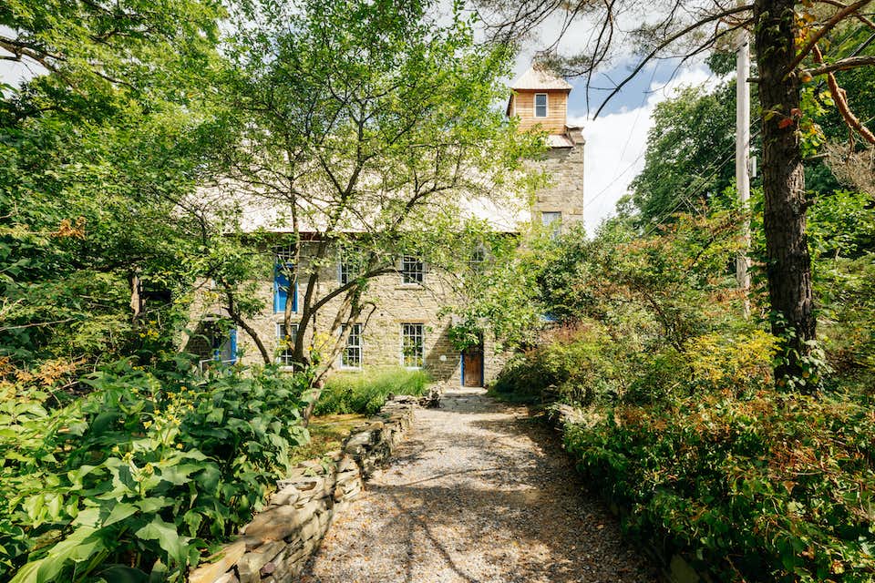 Venez découvrir l’intérieur de cette ancienne église de 1876 transformée en maison