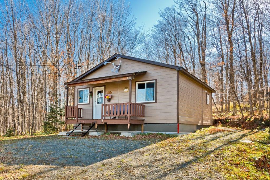 Charmant chalet 4 saisons meublé, équipé et niché en pleine nature à vendre pour 159 000$