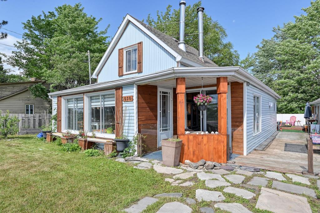 Sentez-vous tous les jours en vacances dans ce cottage riverain au cachet intérieur unique et accueillant