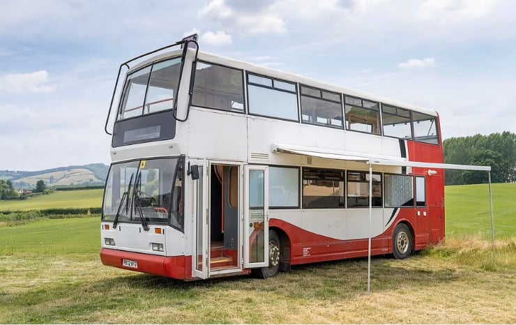 Un couple dépense 32 000 $ pour métamorphoser un vieil autobus à deux étages en maison sur roues