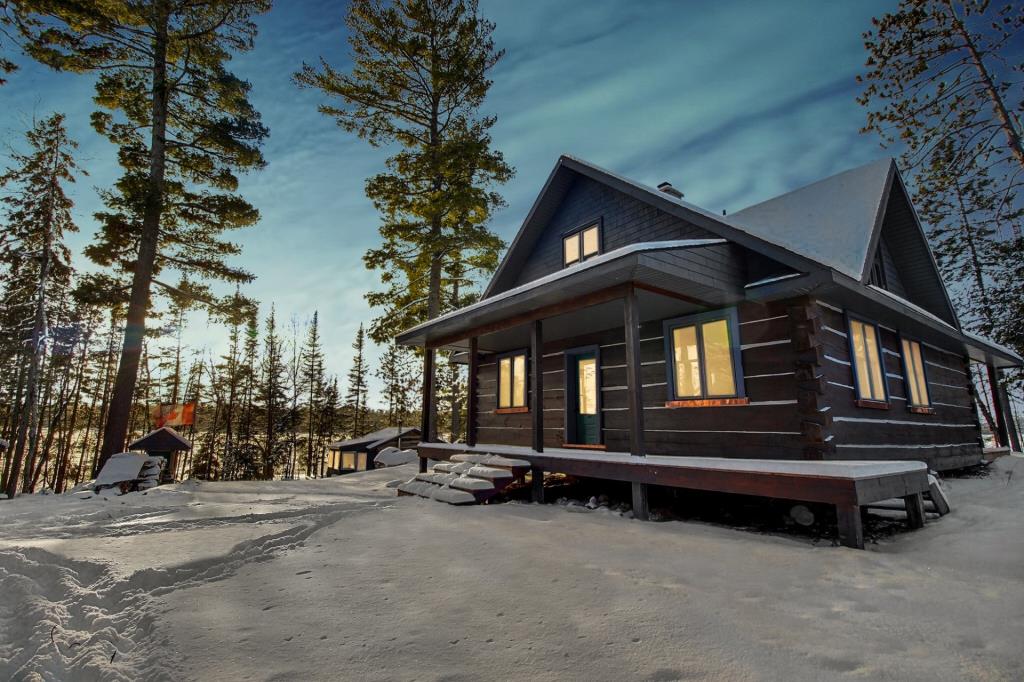 Lieu d'évasion à l'état pur, ce chalet en bois repose en pleine nature sauvage sur un terrain de 124 058 pi² 