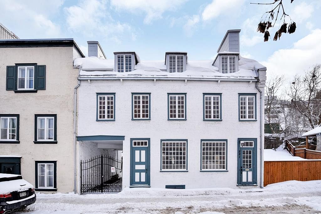 Le bois et la pierre font bon ménage dans cet exceptionnel joyau situé au cœur d'un des plus vieux quartiers de Québec