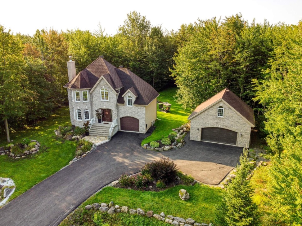 Nouvelle sur le marché! Sublime résidence située dans un quartier très recherché sur un beau terrain de 33 368 pi²