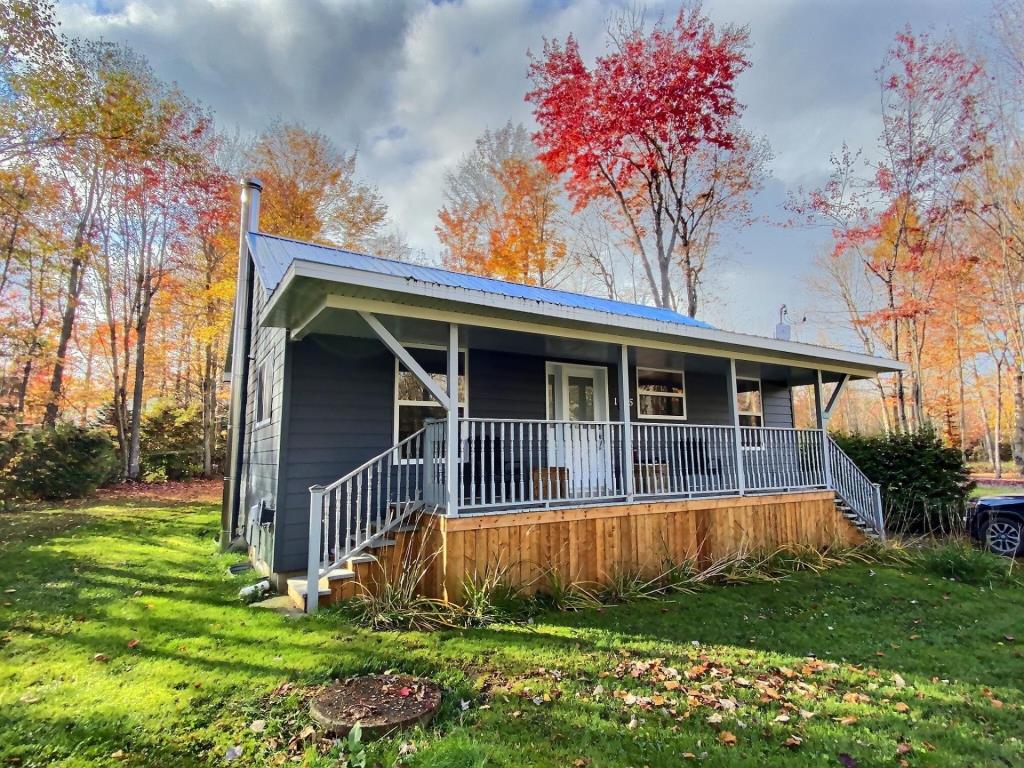 Plain-pied de 3 chambres rénové, avec spa et accès à un lac à vendre pour 249 000$