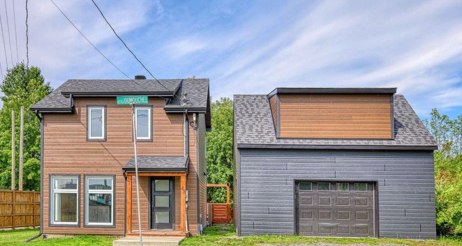 Pour moins de 250 000$, cette superbe maison avec un immense garage a également une piscine et un solarium !