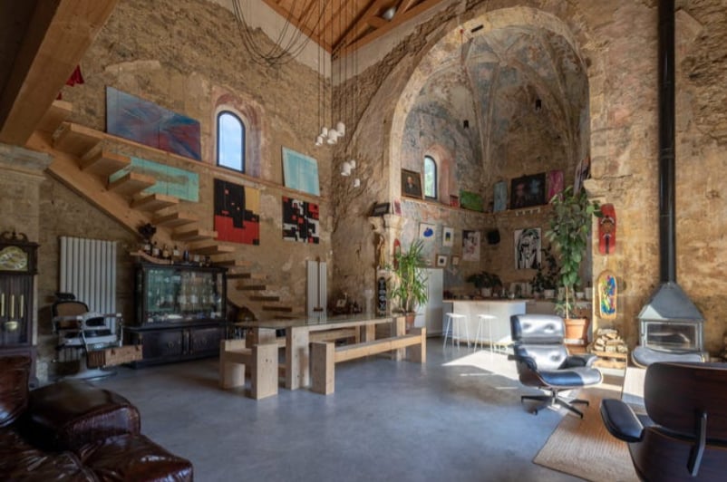 Ils transforment une vieille église abandonnée en magnifique loft de deux étages