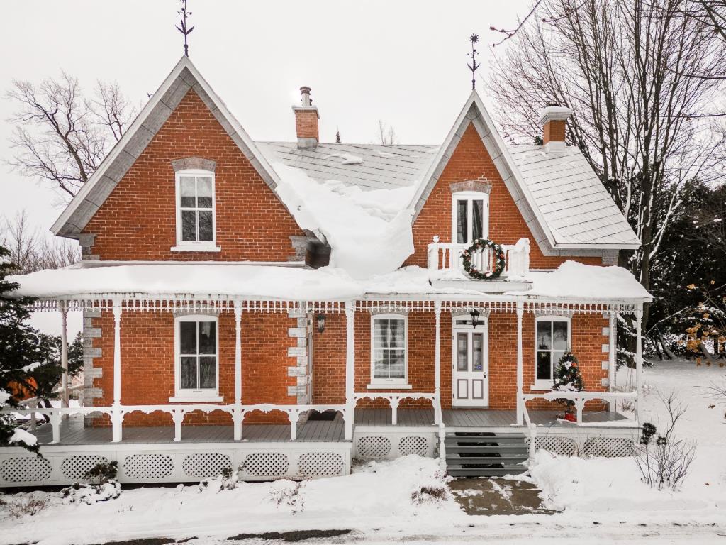 Incomparable demeure d'époque sise sur un terrain riverain très privé totalisant 174 973 pi²
