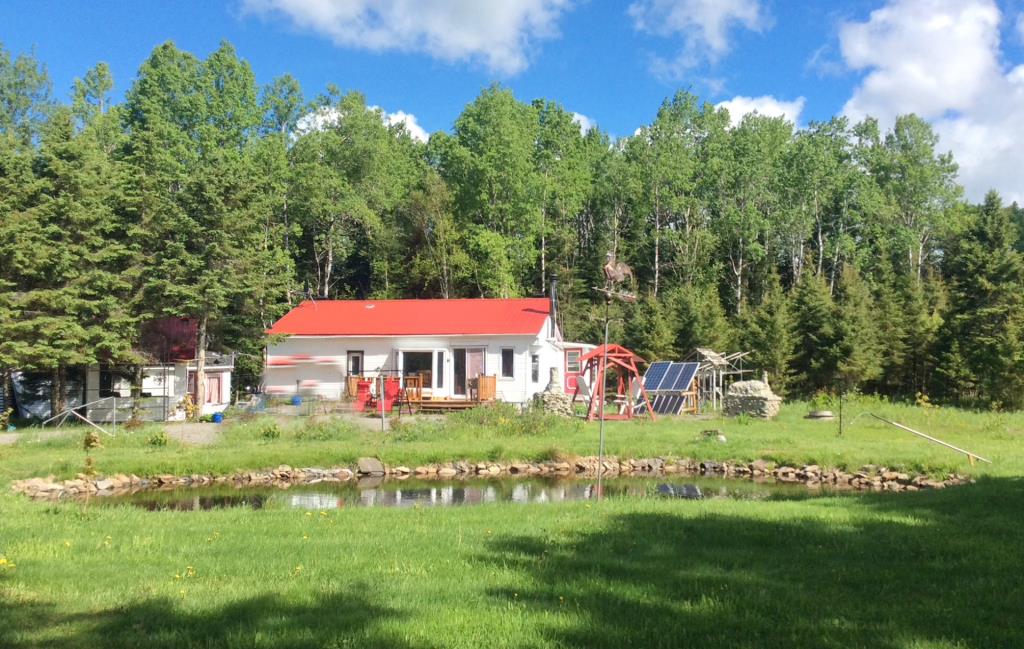 Impeccable chalet à 89 000$ bordant un lac privé sur un paisible lot boisé de plus de 50 000 pi²