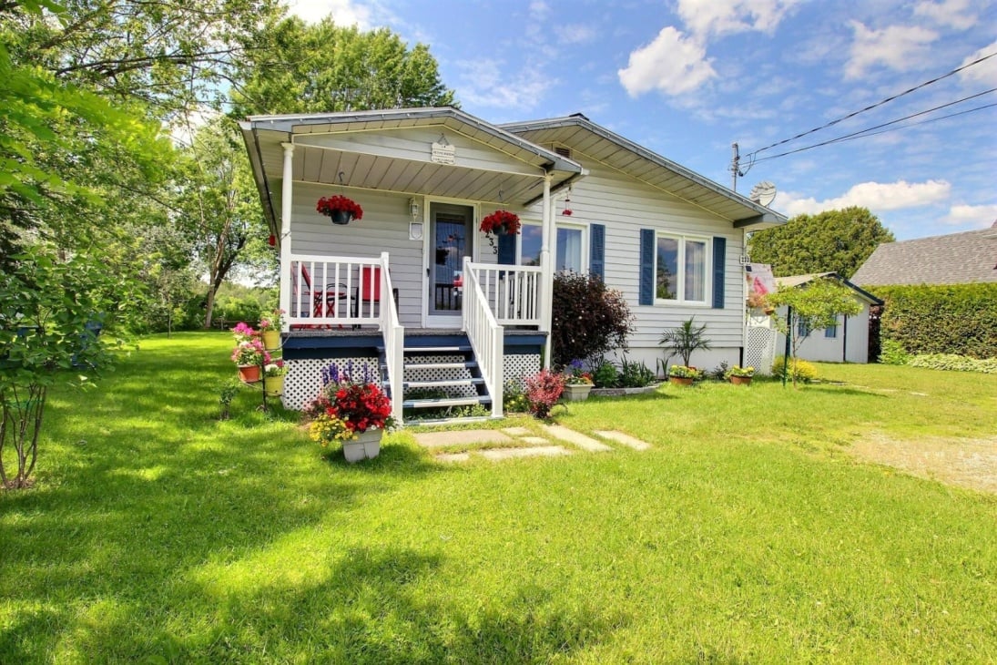  Charmante maison de 3 chambres à coucher et 2 salles de bain sise sur un terrain de 17 712 pi² à vendre pour 189 000 $ 