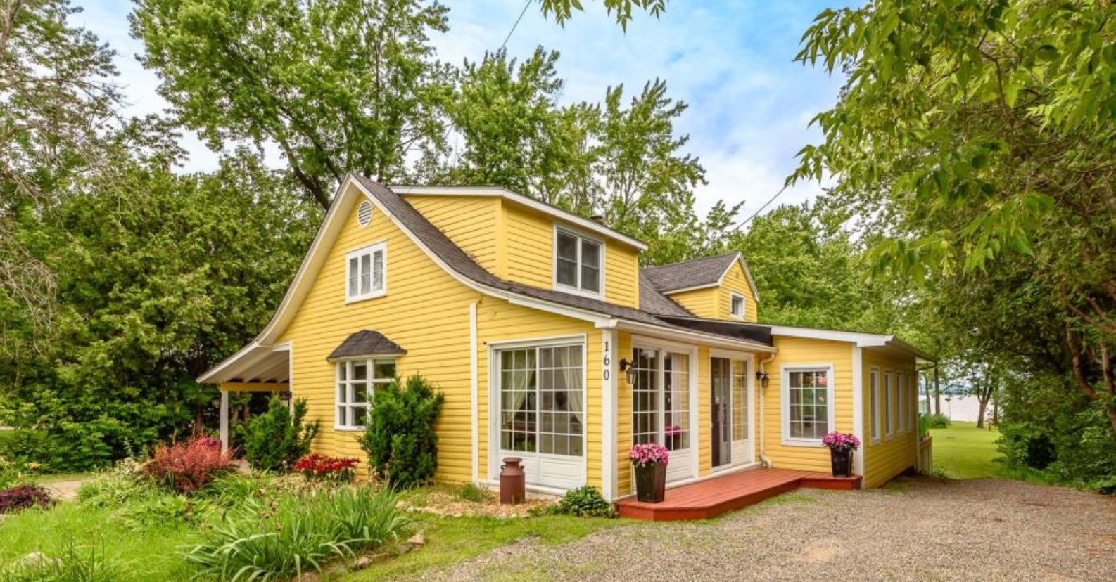 Coquette maison centenaire sise sur un terrain intime de 27 280 pieds carrés au bord de l'eau