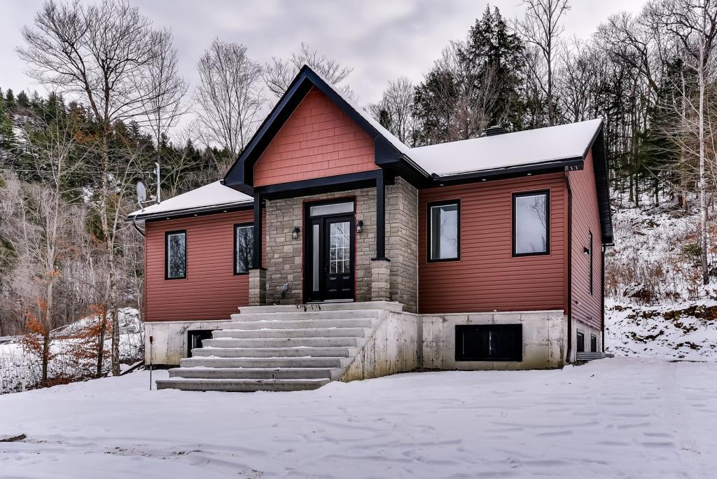 Magnifique plain-pied contemporain de 5 chambres et 2 salles de bain à quelques pas d'un lac