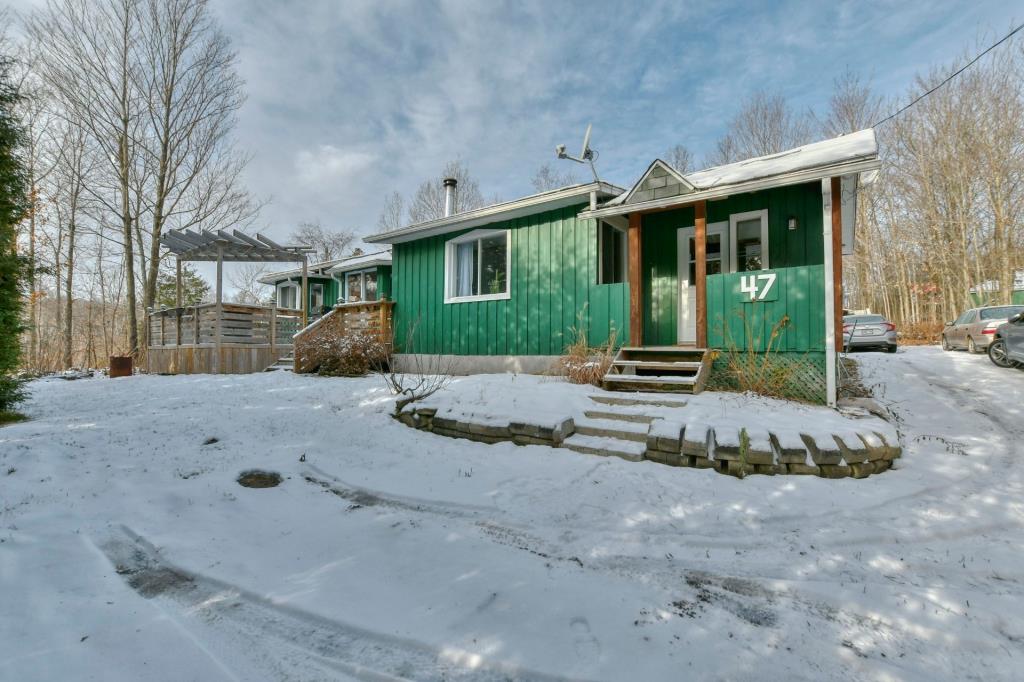 Chaleureuse propriété baignée de lumière sur un lot boisé de 200 563 pi² à vous pour 299 000$