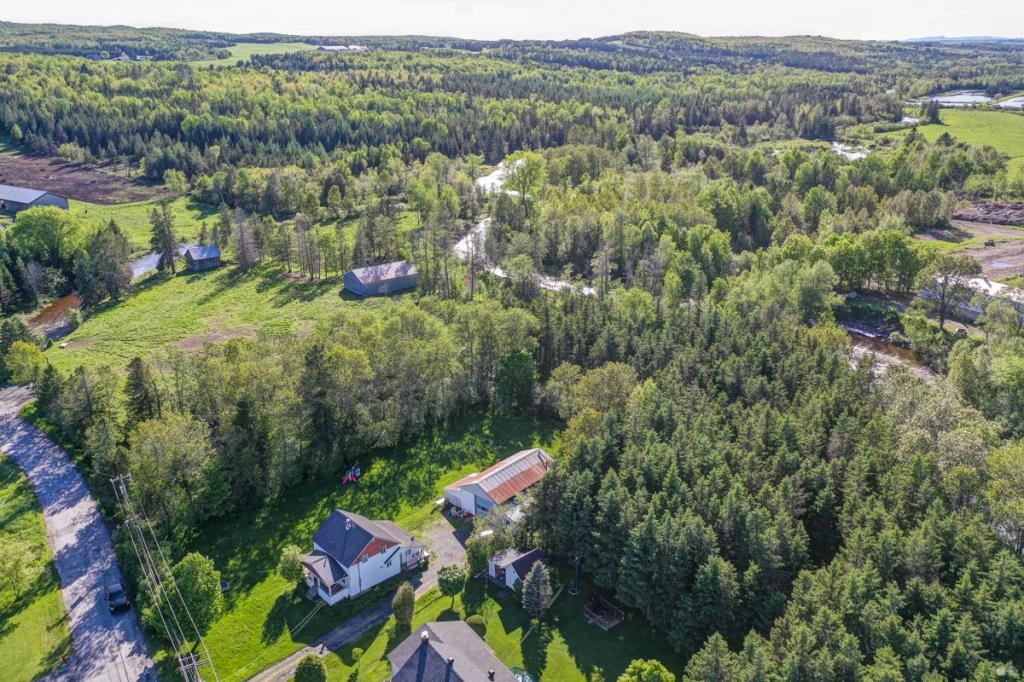 Coquette maison de campagne de 3 chambres et 2 salles de bain à vendre pour 135 000$