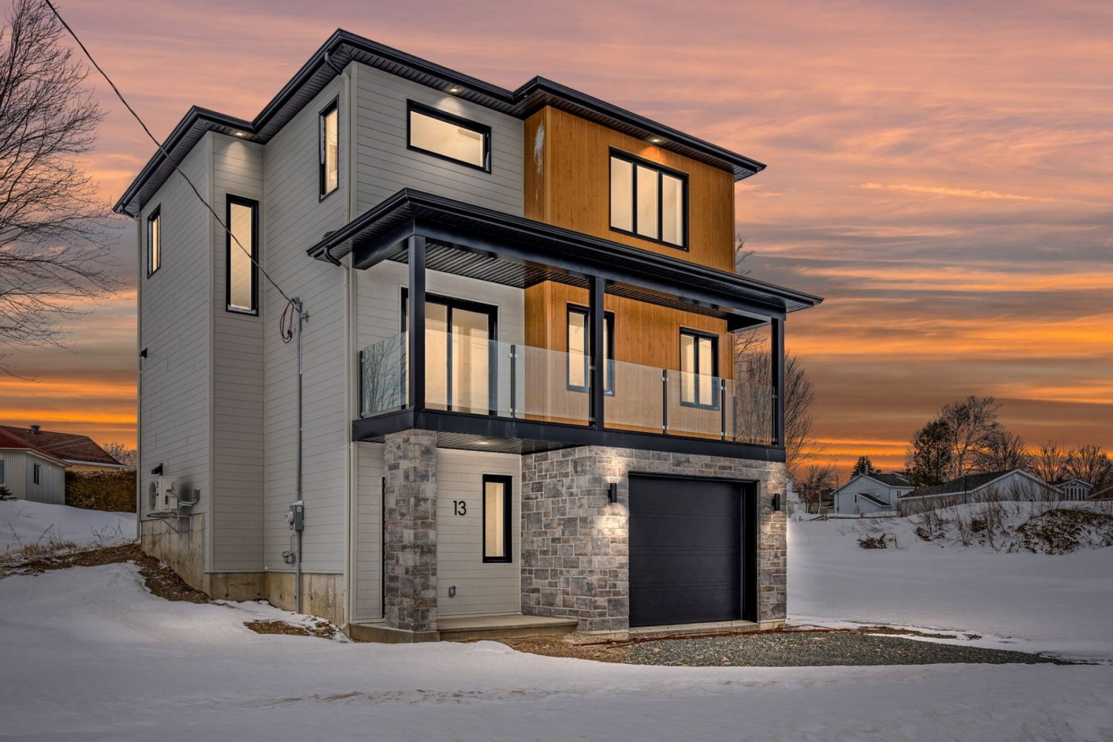 Vous n'aurez qu'à emménager dans cette ravissante construction neuve de 4 chambres à coucher
