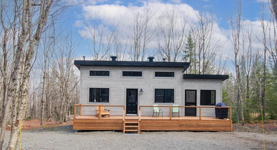 Superbe construction toute neuve de 2021 camouflée en pleine forêt sur un paisible lot de 84 250 pi²