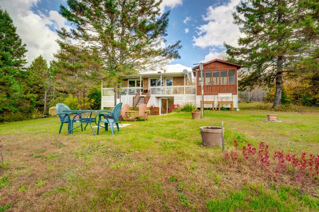 Accueillant gîte 4 saisons à 329 000$ en bordure d'un lac sur un paisible terrain de plus de 47 000 pi²