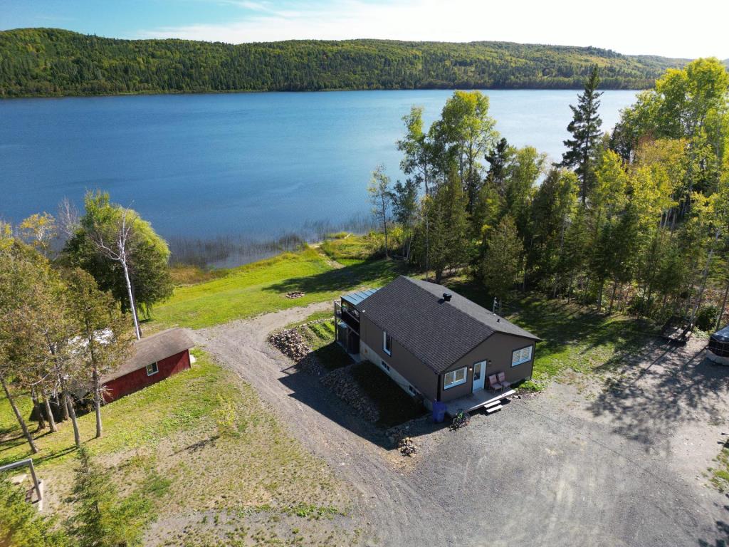 Profitez du grand air et d'un lac navigable en tout confort et avec style dans ce plain-pied au goût du jour 