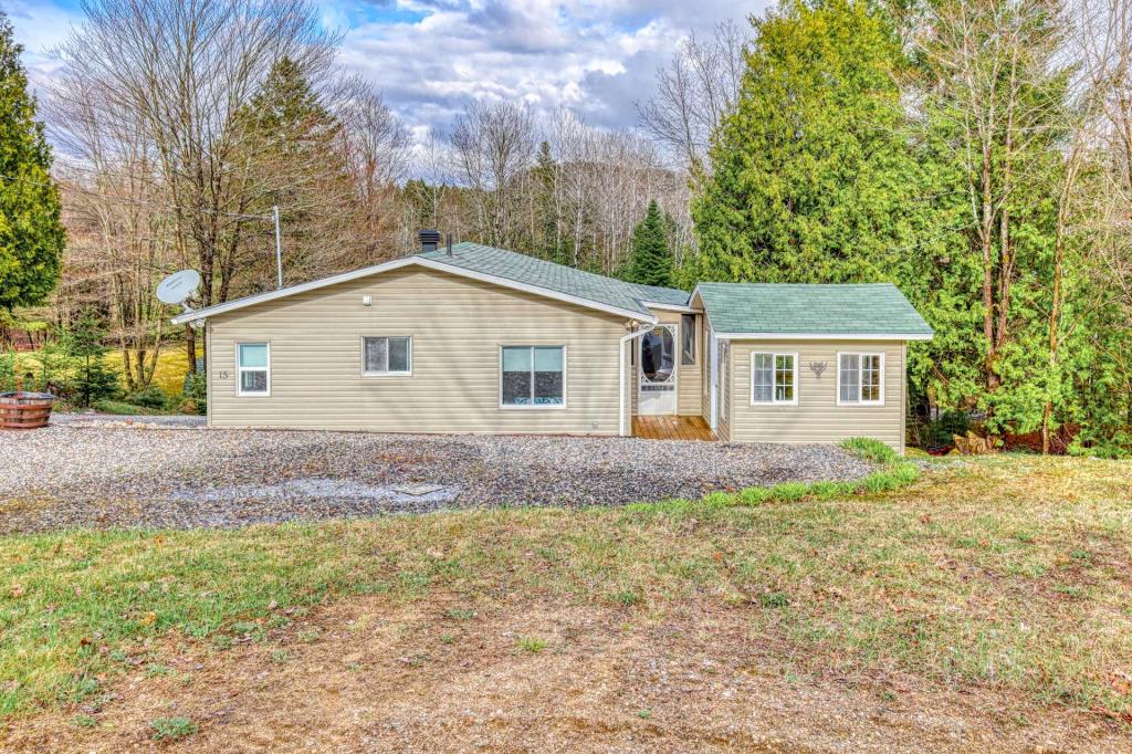 Lumineux plain-pied à 224 900$ dont l'intérieur charme autant que son terrain de plus de 40 000 pi²