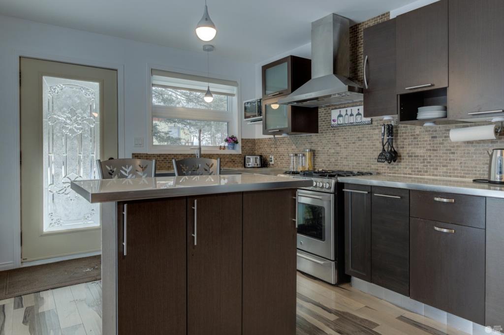 Impeccable petit chalet moderne à concept ouvert avec quai privé au bord de l'eau