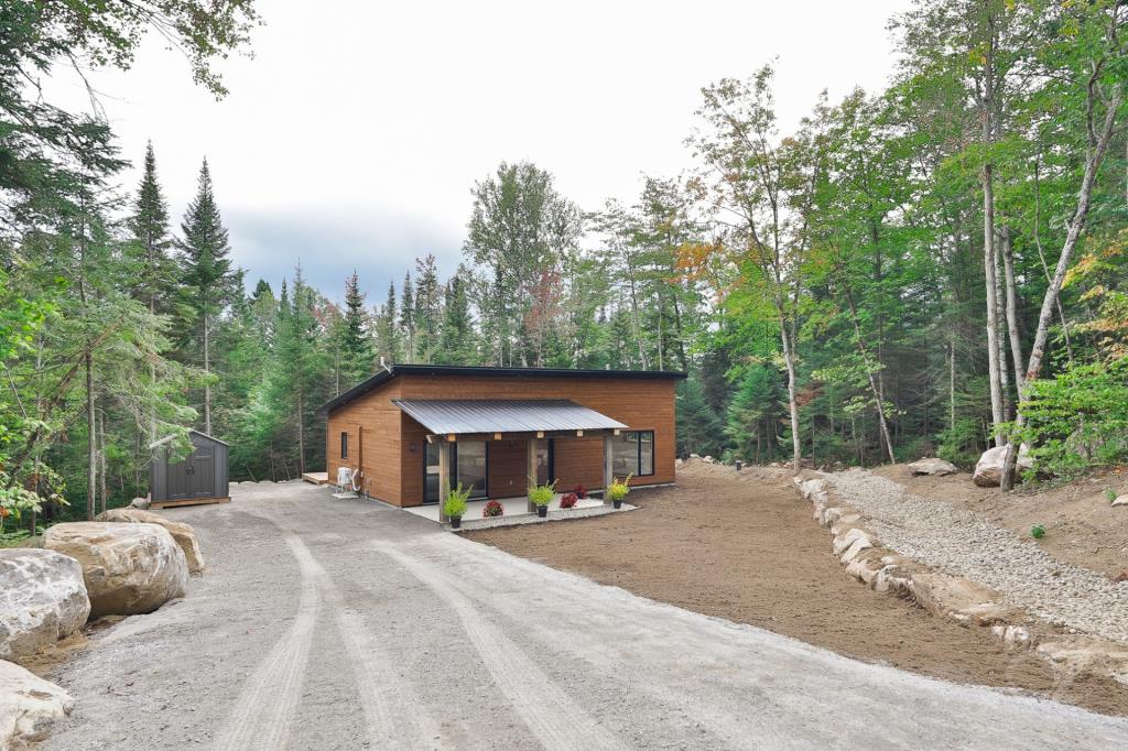 Profitez du parfait confort contemporain en pleine nature sur ce paisible lot boisé de 86 461 pi²