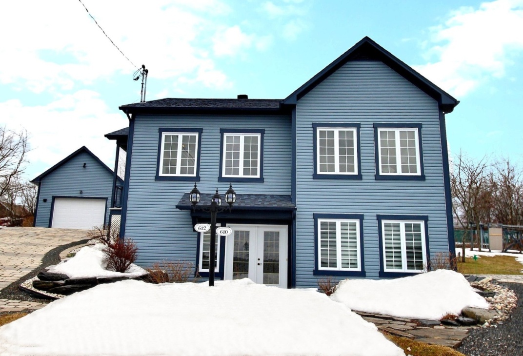Magnifique duplex offrant un intérieur rénové, lumineux et chaleureux