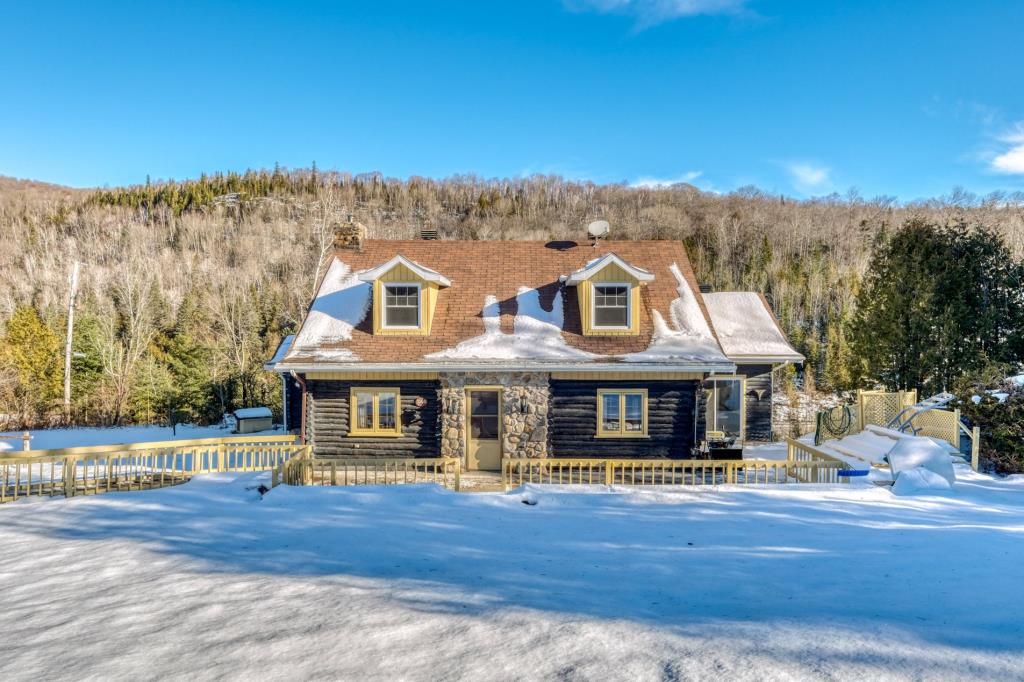 Maison canadienne chaleureusement accueillante nichée dans un coin de paradis naturel de 78 406 pi²