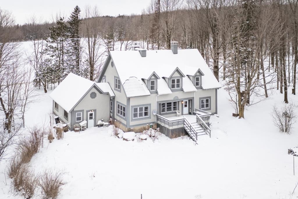 Maison pleine de charme sise sur un grandiose terrain de 1 245 816 pi²