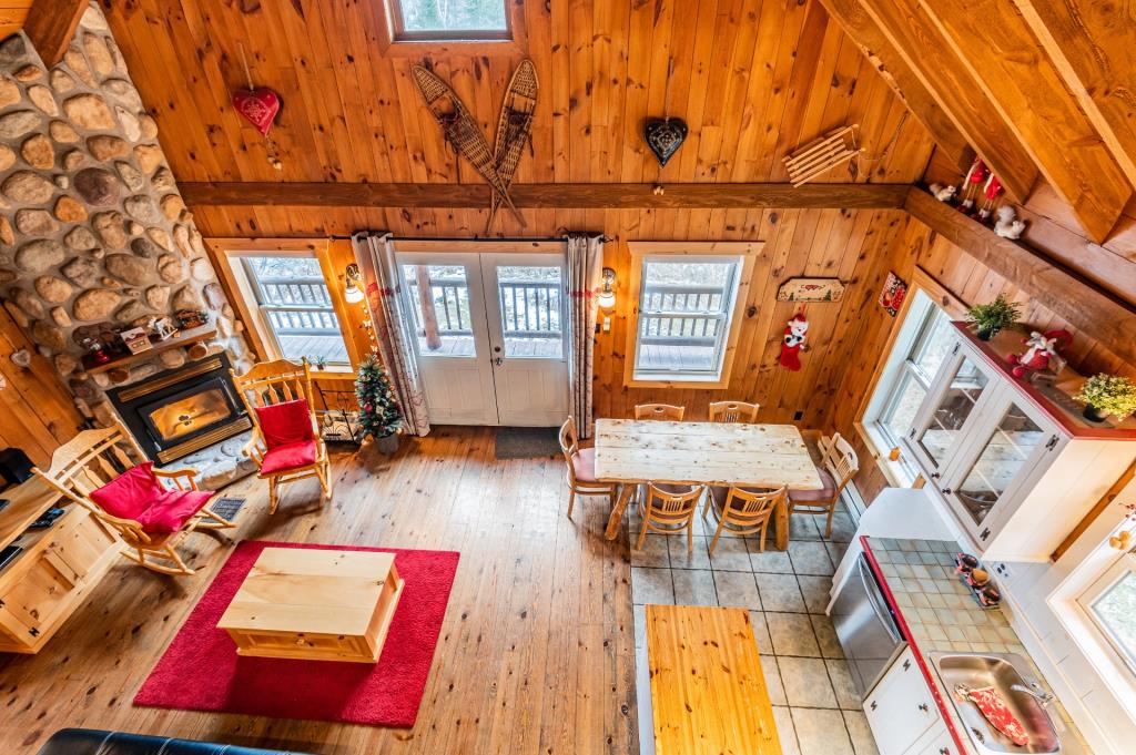 Évadez-vous dans le parfait chalet en bois vendu tout meublé et équipé