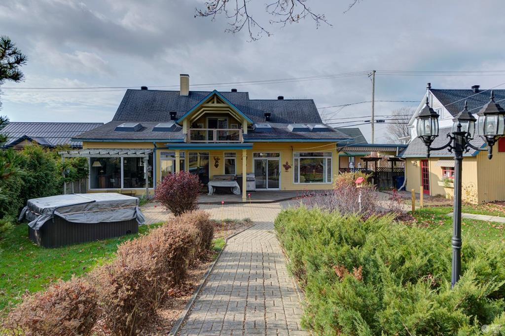 Bijou centenaire à 325 000$ offrant des pièces spacieuses, 5 chambres, 3 salles de bain et un cour charmante