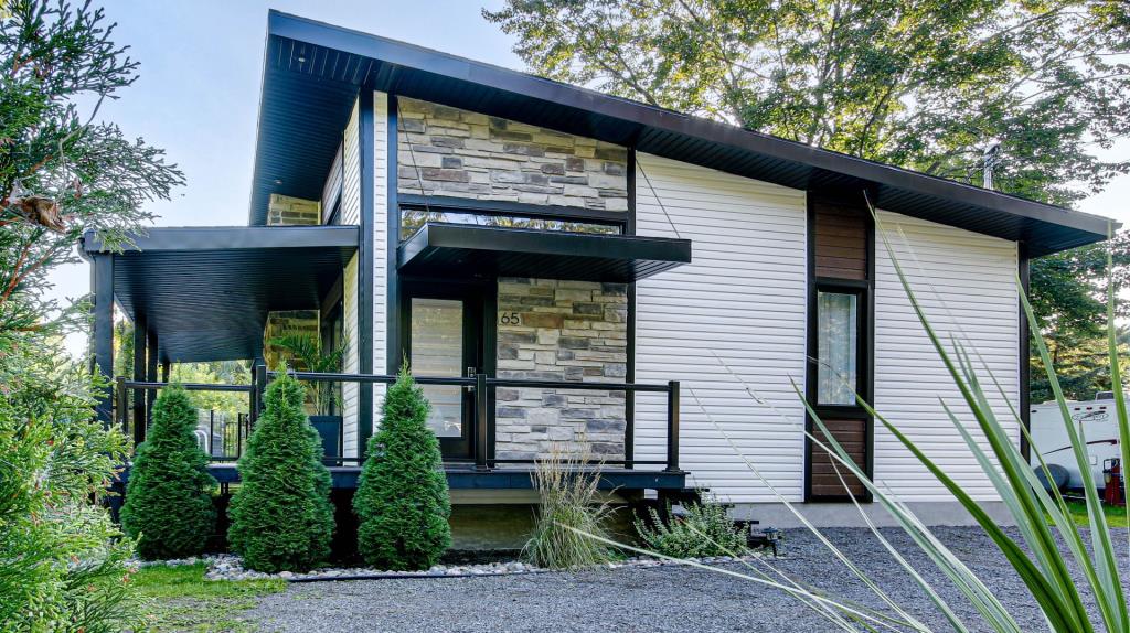 L'intérieur unique en son genre et l'exceptionnelle terrasse volent la vedette dans cette propriété à 369 000$