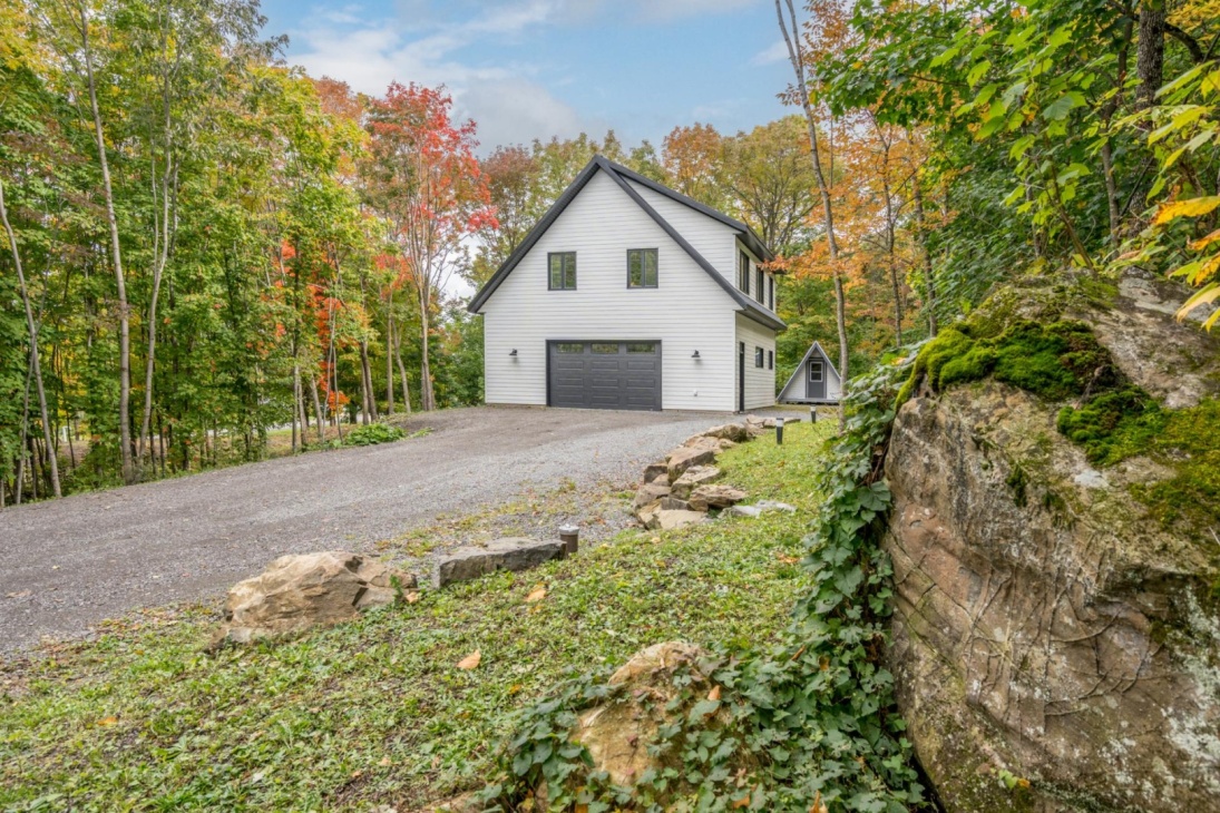 Belle maison contemporaine de 249 900 $ sise sur un grand terrain boisé de 35 429 pieds carrés