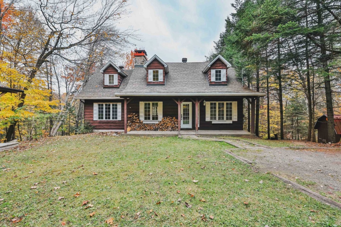 Charmante maison de 399 900 $ de Saint-Sauveur sise sur un terrain de 55 000 pieds carrés.