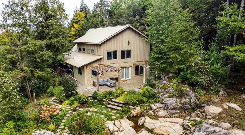 Extraordinaire coup de cœur pour cette maison au milieu des rochers et des arbres