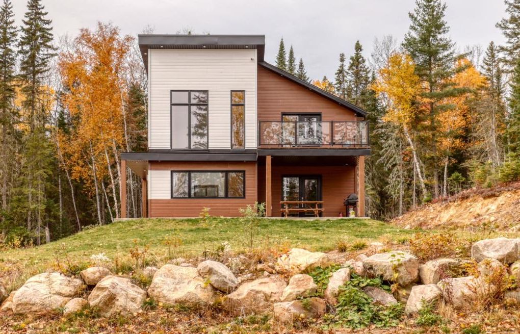 Propriété au goût du jour, complètement meublée et équipée à quelques pas d'un des plus beaux lac de Lanaudière