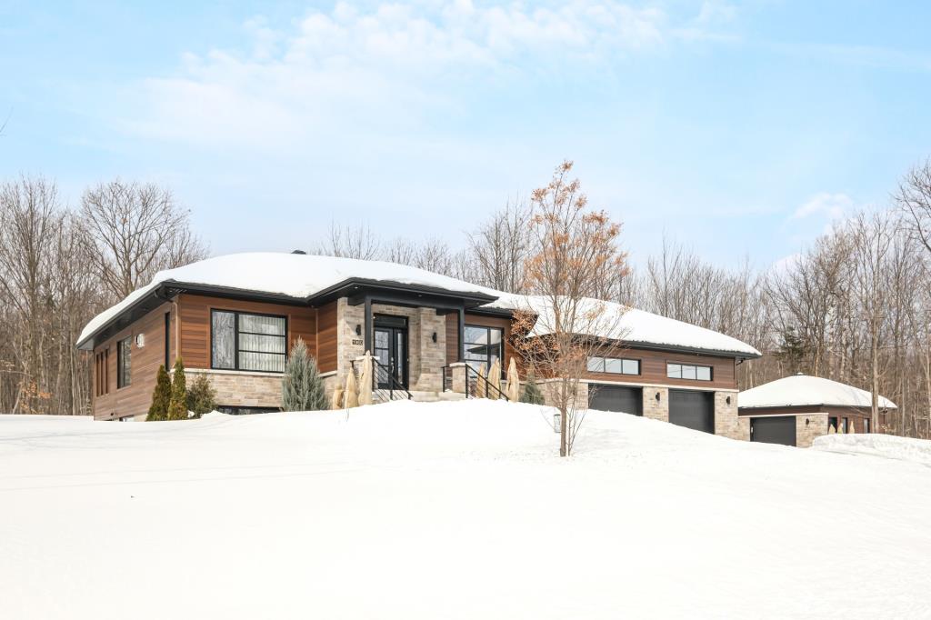 Magnifique plain-pied contemporain de 5 chambres doté d'une grande cour boisée avec piscine et spa
