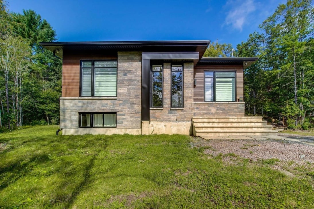 Il ne manque que vous dans cette ravissante maison sise sur un terrain de 32 293 pi²