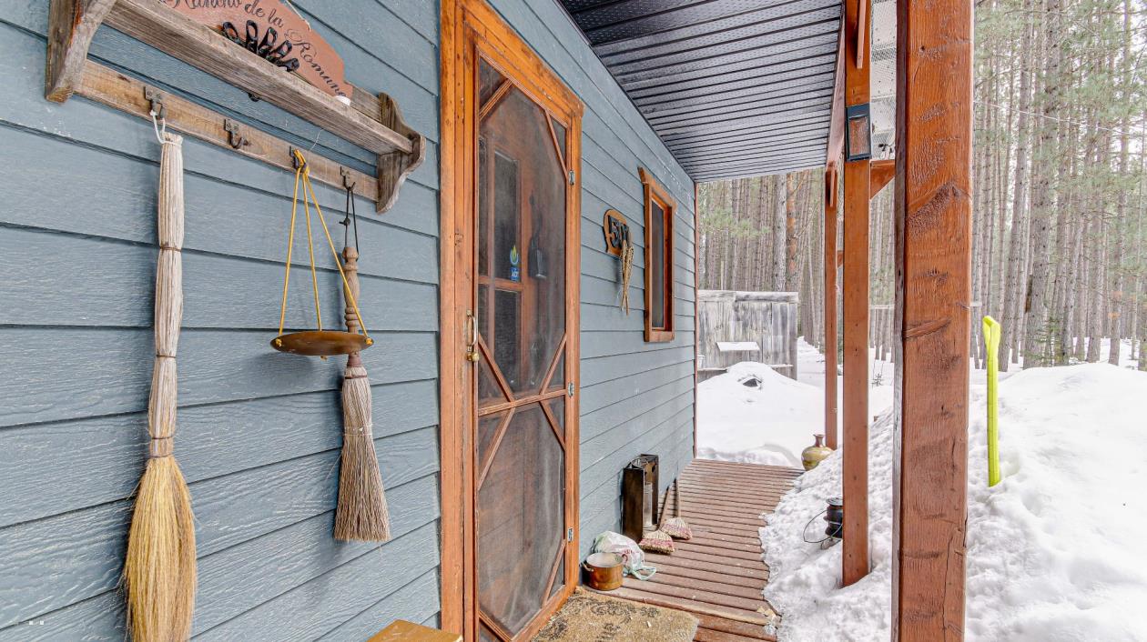 Coquet petit chalet au charme rustique à vendre meublé pour 98 000$