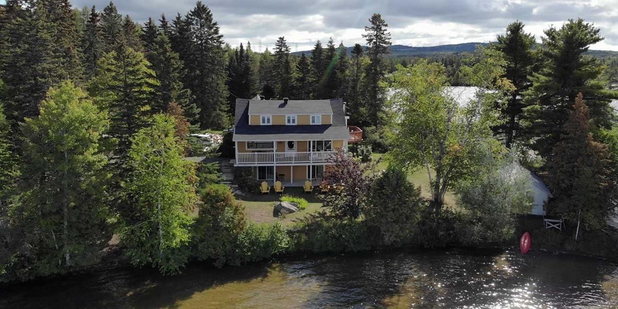 Havre de paix en bordure d'un lac à l'eau scintillante 