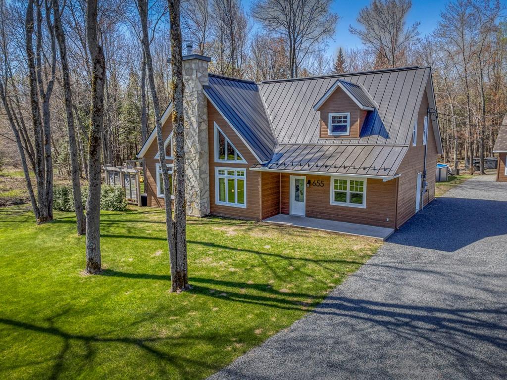 Baisse de prix! Maison aux allures de chaleureux chalet sise sur un lot boisé de 205 919 pi²