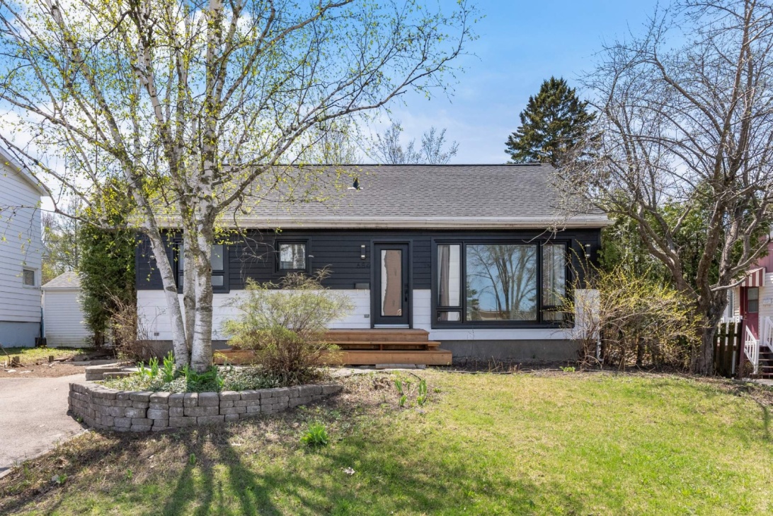 Il ne manque que vos meubles dans cette maison rénovée de 5 chambres à coucher à vendre pour 389 000 $