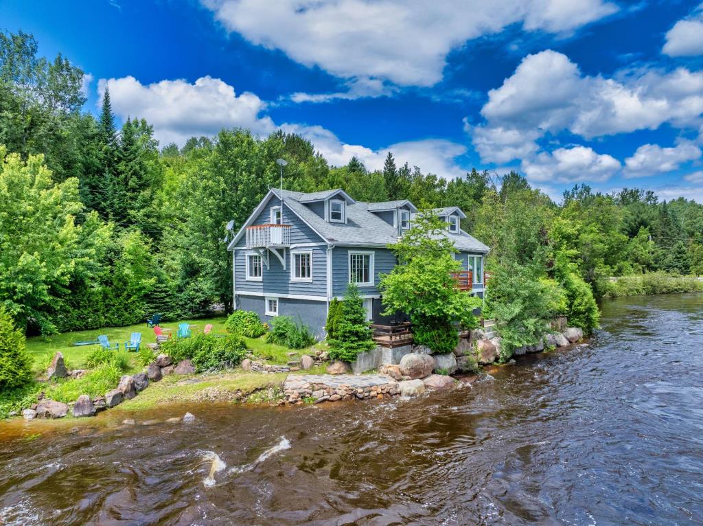 Vendu meublé! Cottage au cachet chaleureux niché dans un environnement paradisiaque 