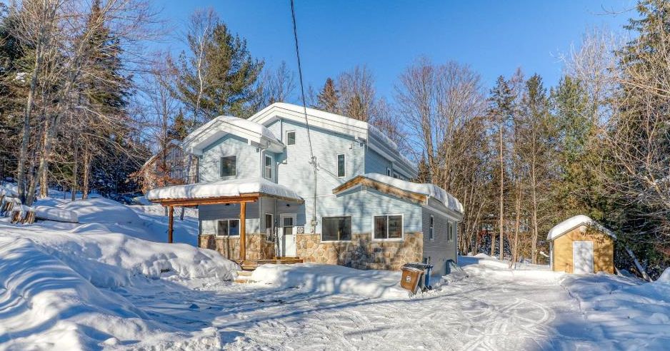 Cocon douillet à l'intérieur ultra chaleureux érigé dans le silence de la nature à vendre pour 399 000$