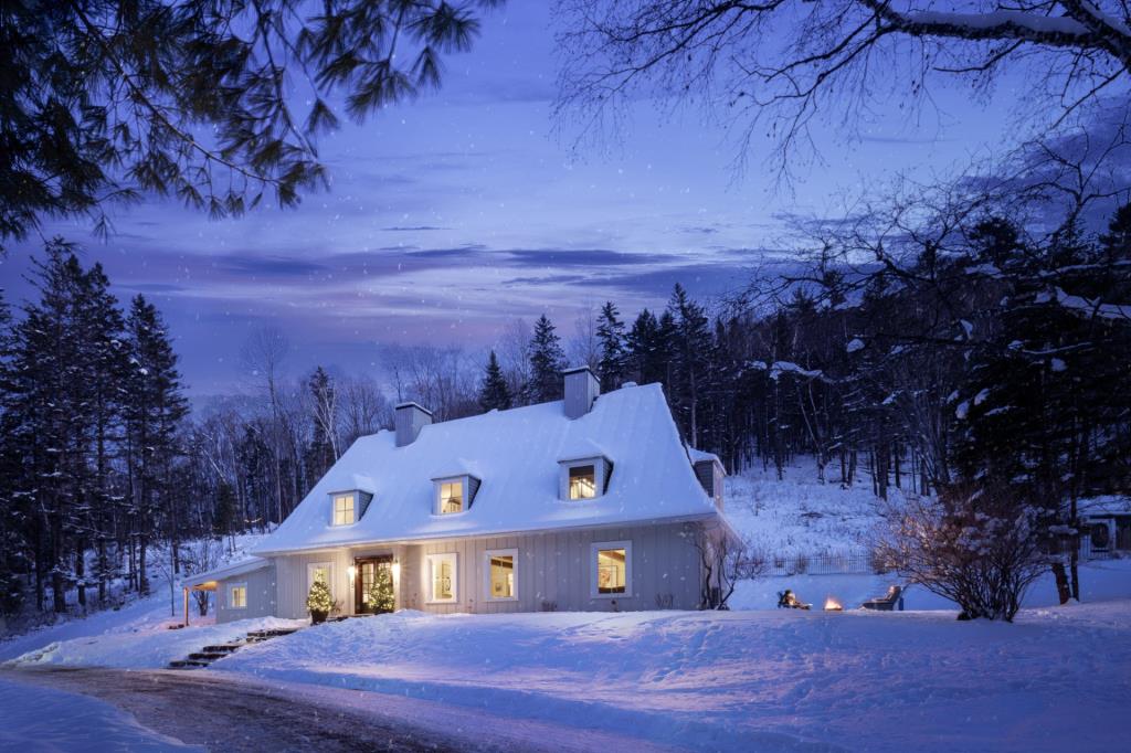 Douillet, récemment rénové et conviant au cocooning: un cottage niché sur un site féérique de 198 978 pi²
