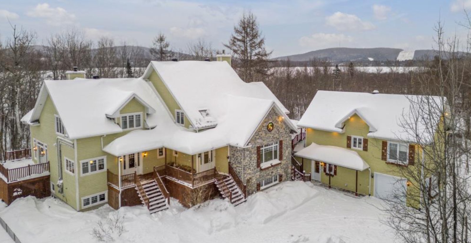 Imposant chalet rustique en bordure du lac