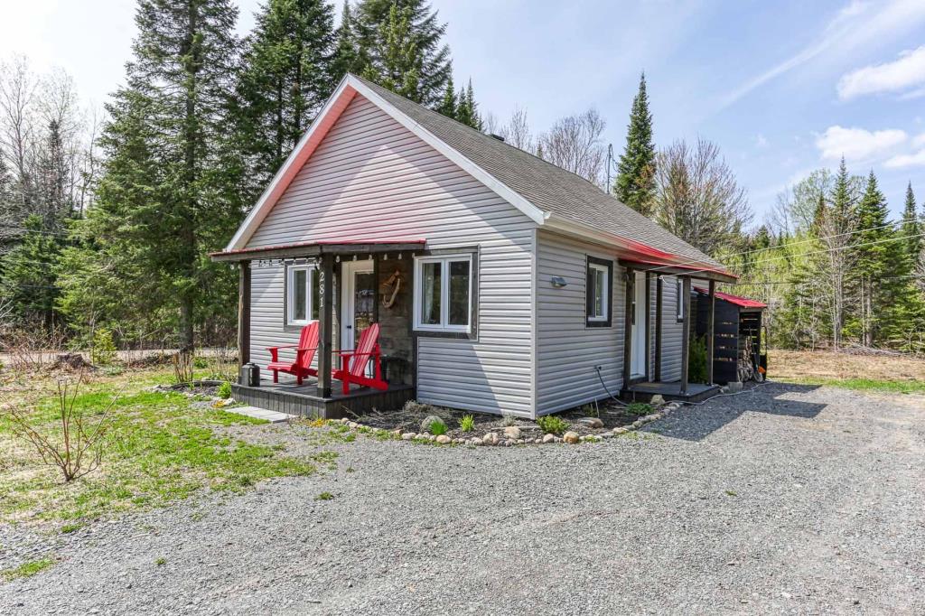 Joli plain-pied à 169 000$ niché dans un coin de paradis boisé à 30 minutes de la ville