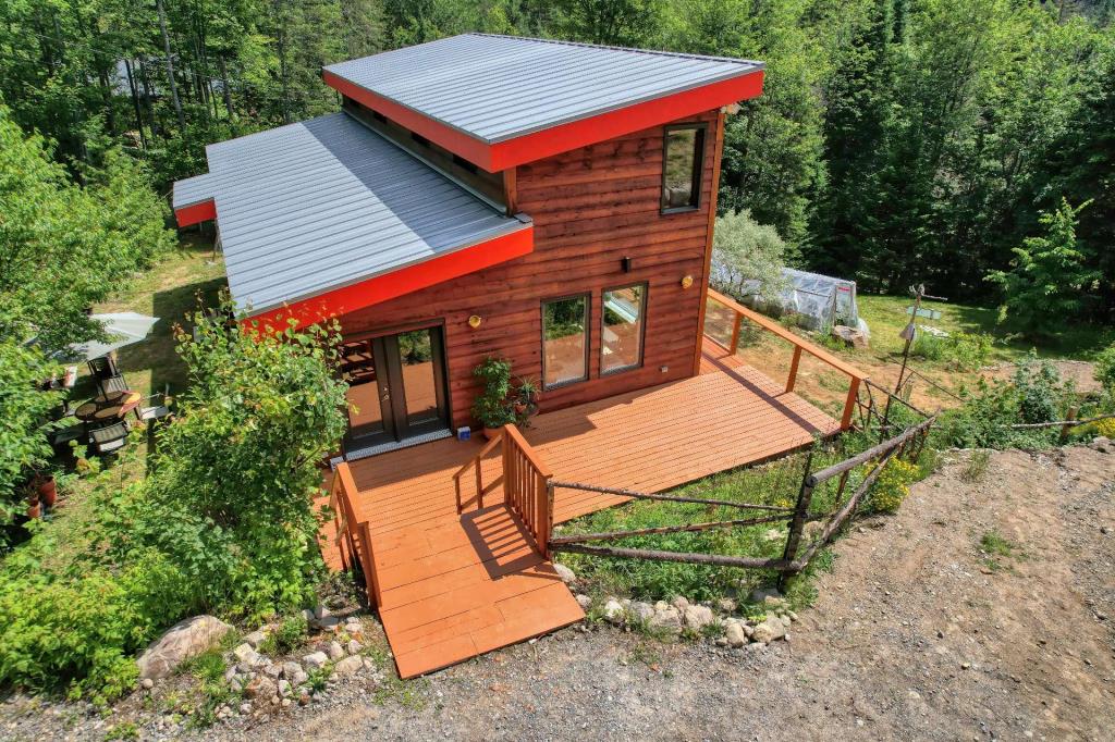 Propriété au charme unique à concept ouvert offrant une vue sur la montagne du haut de son terrain de 54 249 pi²