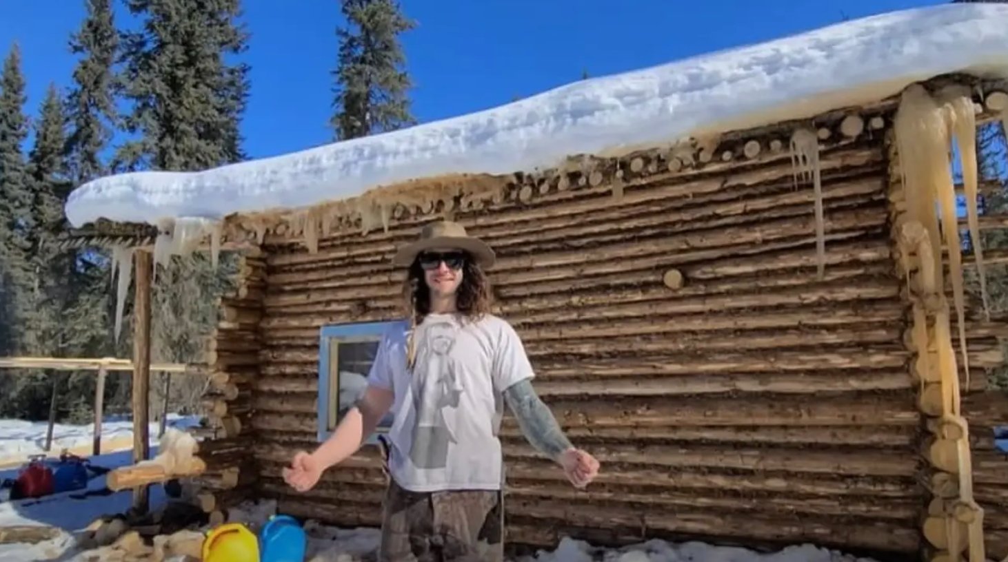 Un homme qui a construit de ses mains une cabane de rêve à la main pourrait maintenant devoir la détruire