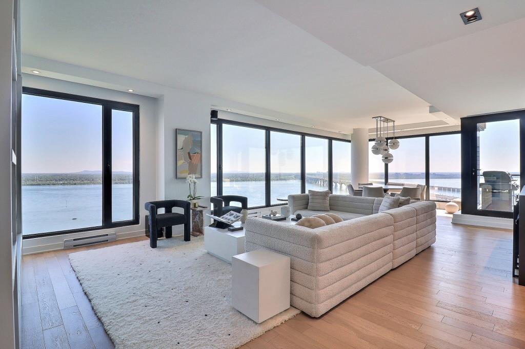 Que du beau! Propriété offrant une vue spectaculaire et un intérieur entièrement rénové d'une beauté intemporelle